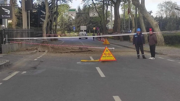 İstanbul'da yol çöktü: Cadde trafiğe kapatıldı