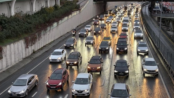 İstanbul haftaya trafik &ccedil;ilesiyle başlandı: Yoğunluk y&uuml;zde 76