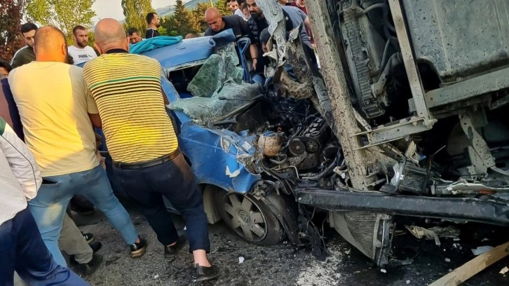 İstanbul'da karşı şeride ge&ccedil;en tır otomobilin &uuml;zerine devrildi: 1 &ouml;l&uuml;