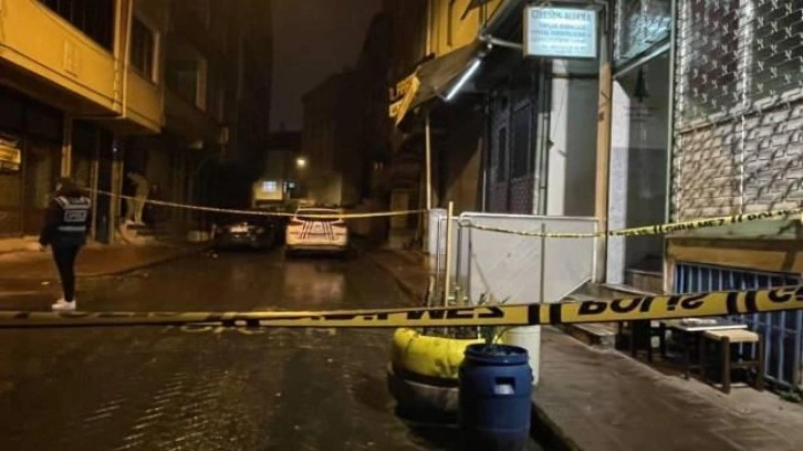 İstanbul&rsquo;da maskeli şahış silahla dehşet sa&ccedil;tı: 3 yaralı
