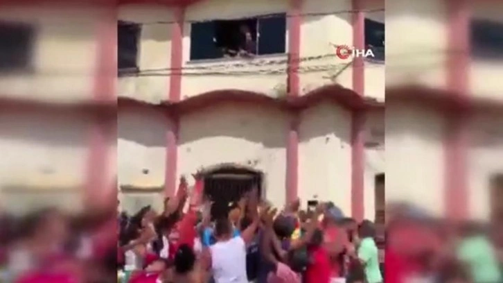 İstifası i&ccedil;in verilen r&uuml;şvet parasını pencereden halka dağıttı