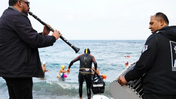 İsveç'e yüzerek gidecek: Türkiye'den davul zurnayla uğurlandı