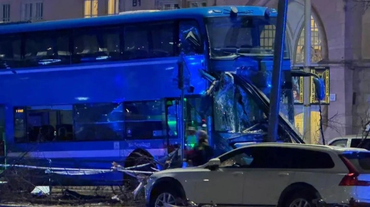İsveç'te otobüs durağa girdi: 3 ölü