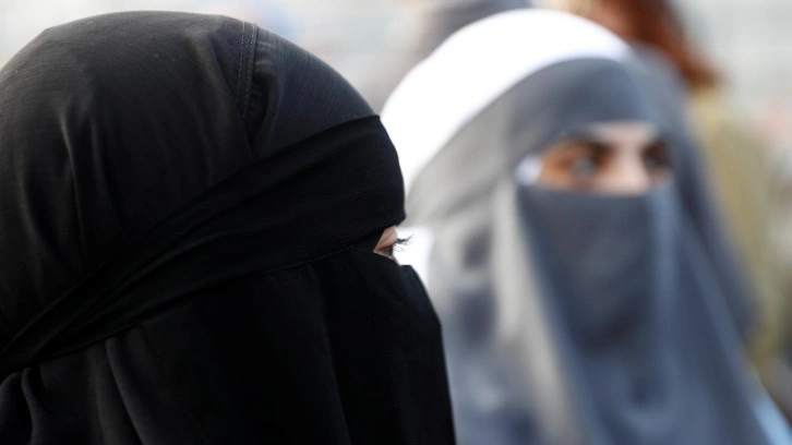 İsvi&ccedil;re, kamuya a&ccedil;ık alanlarda burkayı yasakladı