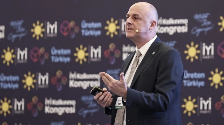 İYİ Parti İzmir adayı &Uuml;mit &Ouml;zlale CHP'yi topa tuttu: Yarısı bankamatik memuru!