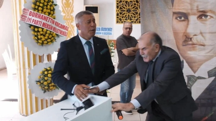 İYİ Parti kongresinde gerginlik: Kürsü devrildi, arbede yaşandı