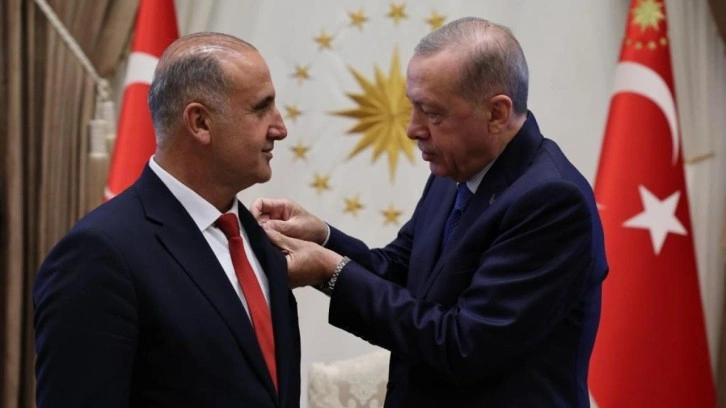 İYİ Parti'den AK Parti'ye ge&ccedil;en Kaya'ya rozetini Başkan Erdoğan taktı
