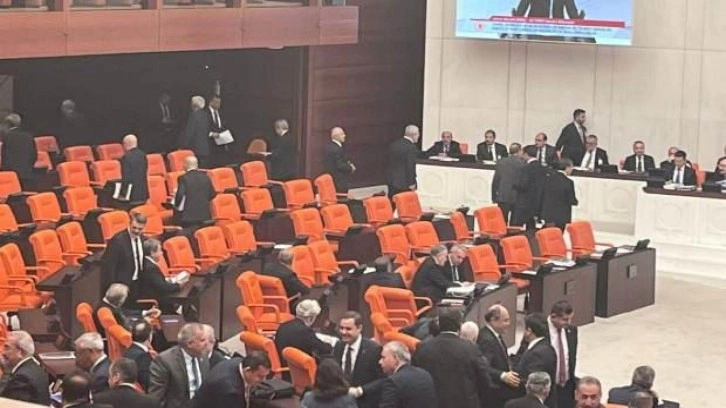 İYİ Parti'li vekiller, b&uuml;t&ccedil;e g&ouml;r&uuml;şmelerinde Genel Kurul'u terk etti