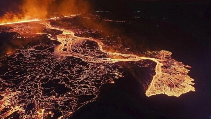 İzlanda’da yanardağ patlamaları devam ediyor