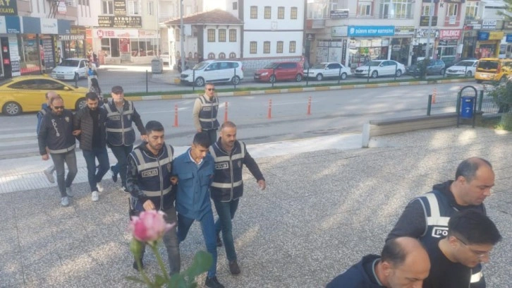 İzmir’de geniş çaplı operasyon: 136 tutuklama