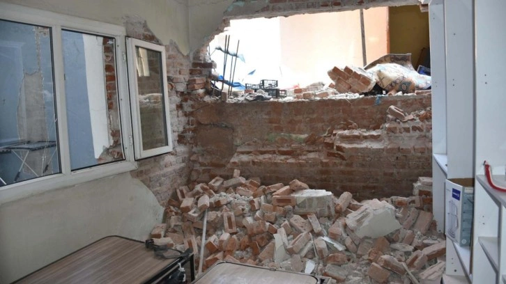 İzmir'de tünel çalışması sırasında bir evin duvarı yıkıldı