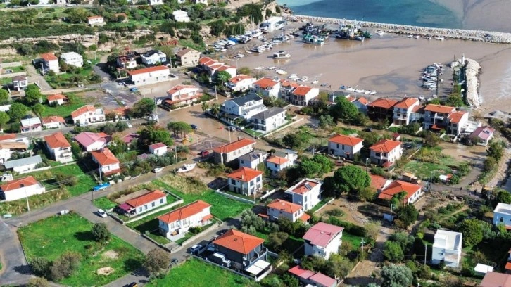 İzmir'de yine sağanak yine aynı manzara: Cadde ve sokaklar suyla doldu!