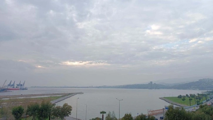 İzmir körfezi alarmda! Kötü koku sahilleri esir aldı