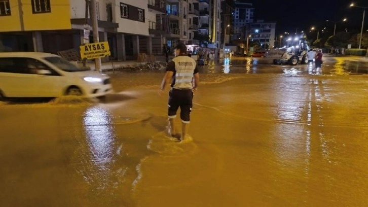 İzmir'de ana su borusu patladı: 2 mahalleyi su bastı, caddeler g&ouml;le d&ouml;nd&uuml;