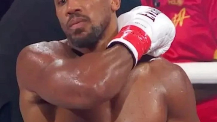 Jake Paul'u yere seren Anthony joshua'dan ma&ccedil;ın &ouml;n&uuml;ne ge&ccedil;en hareket