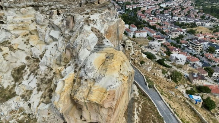 Kadıkalesi’nde kaya parçası düştü; 3 ev tahliye edildi