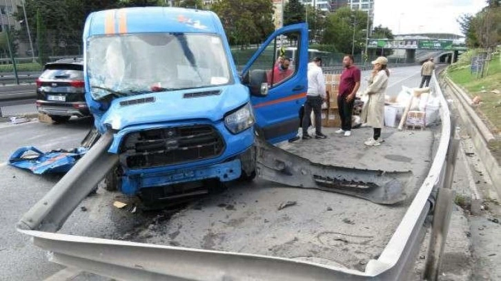 Kadık&ouml;y'de kargo aracı bariyerlere ok gibi saplandı!