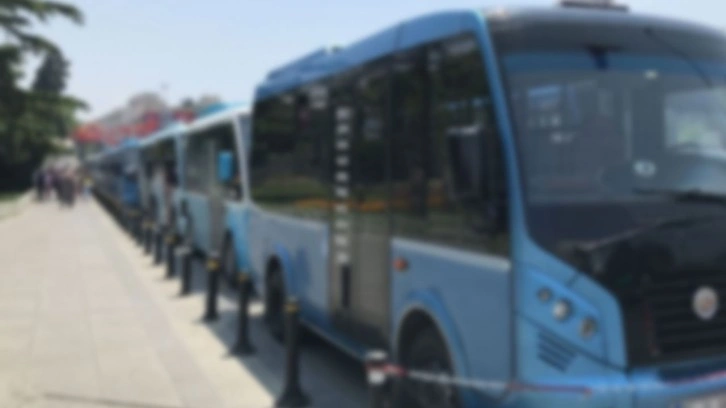 Kadık&ouml;y'de minib&uuml;s dehşeti! Kaldırımda y&uuml;r&uuml;yenleri ezdi