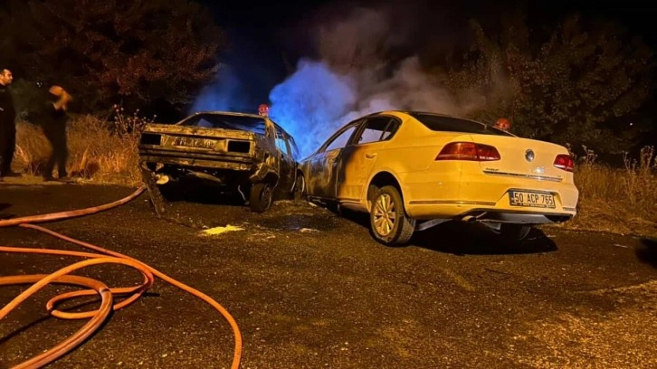 Kafa kafaya çarpışan otomobiller alev aldı