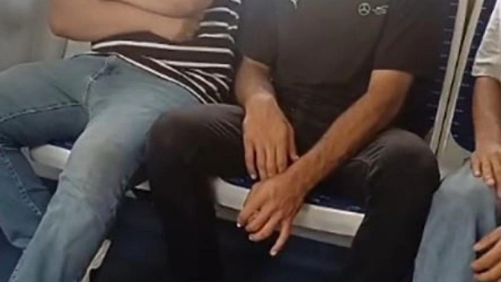 Kalabalığa aldırmadan İZBAN'da sigara içti