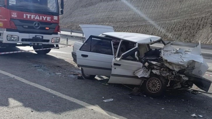 Kamyona arkadan çarpan araç hurdaya döndü: 1 ölü 1 yaralı