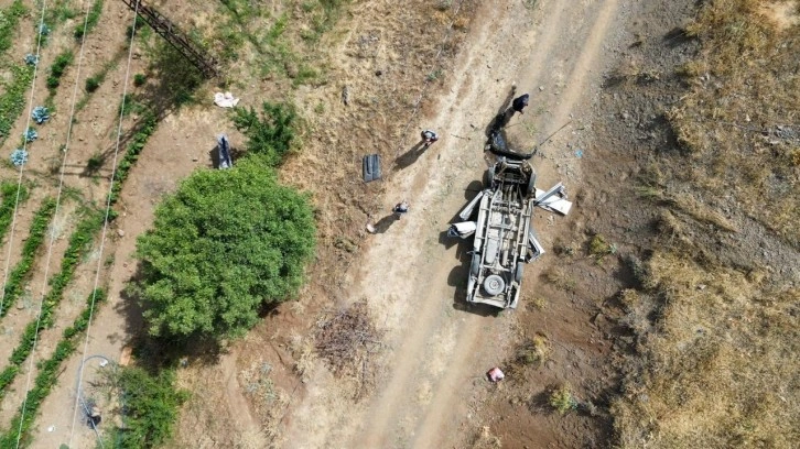 Kamyonet kağıt gibi ezildi! 2 ölü, 1 yaralı!