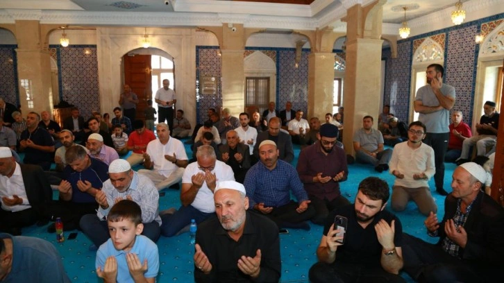 Karabağ'daki operasyonda şehit olan askerler i&ccedil;in Bak&uuml;'de gıyabi cenaze namazı kılındı