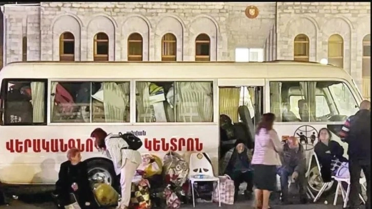 Karabağ'dan Ermenileri taşıyan son otob&uuml;s kalktı: Tarihi kare