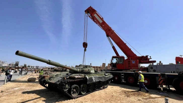 Karabağ'ın işgalinin sembol&uuml; tank Bak&uuml;'ye getirildi