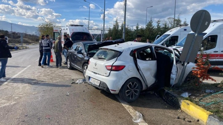 Karabük'te kavşakta otomobiller çarpıştı: 7 yaralı
