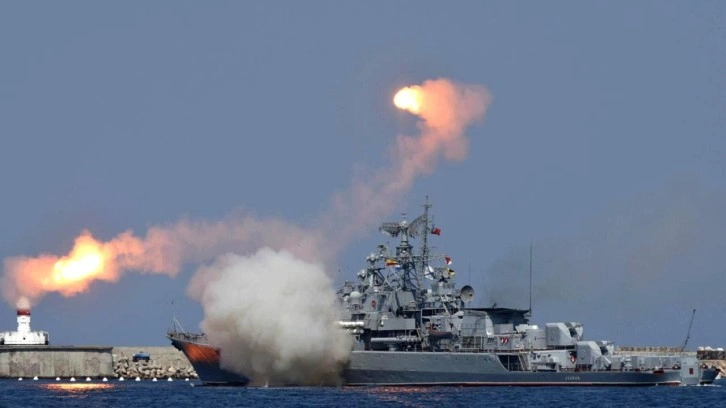 Karadeniz'de sıcak saatler! Rusya a&ccedil;ıkladı: Rus roket gemisine saldırı d&uuml;zenlendi