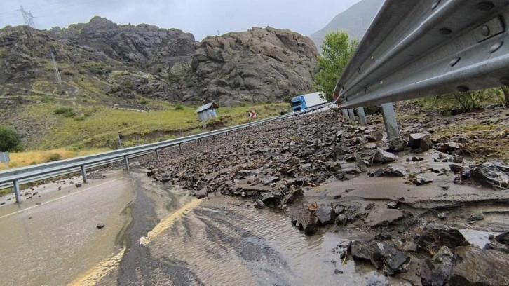 Karayolunda heyelan: Ulaşım tek şeritten sağlanıyor!