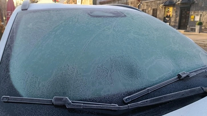 Kars eksi 13'ü gördü: Araç camları buz tuttu