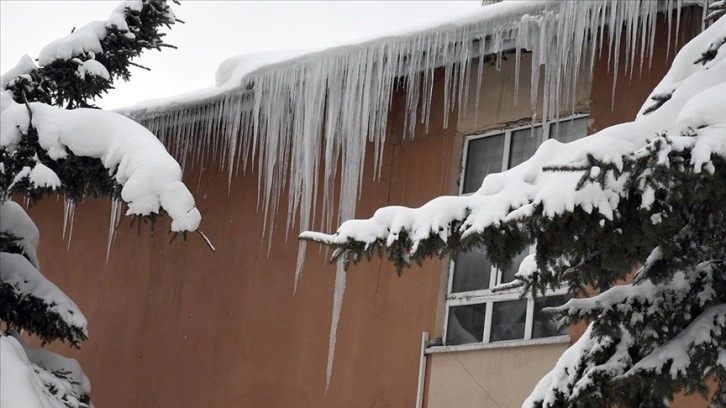 Kars, Tunceli ve Ardahan'da kar ve soğuk hava etkisini s&uuml;rd&uuml;r&uuml;yor