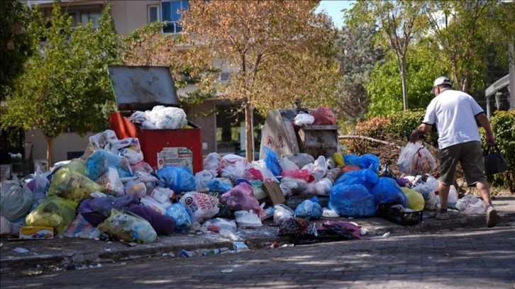 Karşıyaka'da toplanmayan çöpler tepkiye neden oluyor