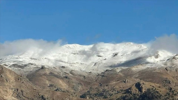 Kaş ilçesinde yüksek kesimlere kar yağdı.