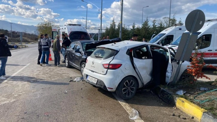 Kavşakta feci kaza: 7 yaralı!