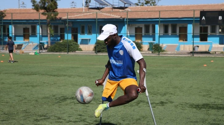 Kenya'da ayağını kaybetti, Şanlıurfa'da futbolla hayata tutundu