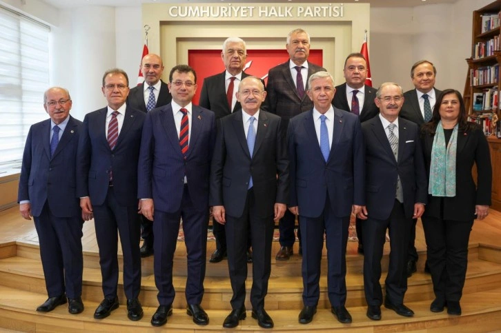 Kılı&ccedil;daroğlu ile CHP'li belediye başkanlarının toplantısından dikkat &ccedil;eken kare