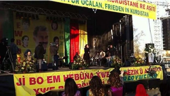Kılı&ccedil;daroğlu, &Ouml;calan posteri &ouml;n&uuml;nde şarkı s&ouml;yleyen sanat&ccedil;ıya sahip &ccedil;ıktı!