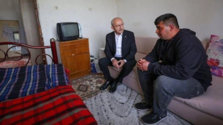 Kılı&ccedil;daroğlu'ndan yeni tiyatro: "İhtiya&ccedil; sahibi" vatandaşa ayakkabıyla ziyaret