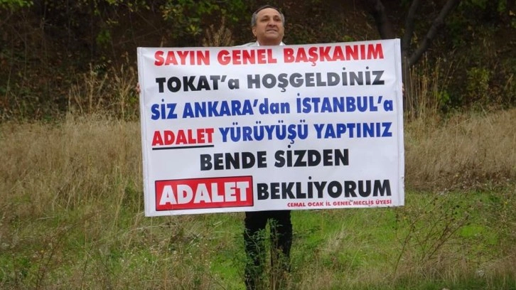 Kılı&ccedil;daroğlu'nun kaldığı otelin karşısında pankart a&ccedil;tı meğer 1.5 yıl &ouml;nce