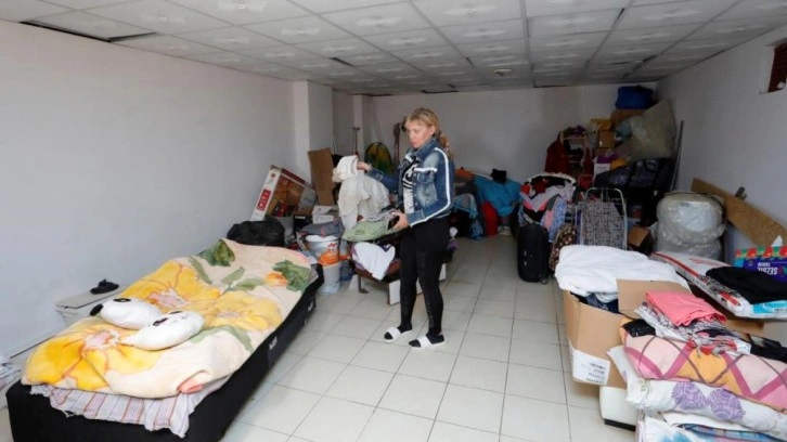 Kiracısı çıkmayınca 4 yıldır depoda yaşıyor!