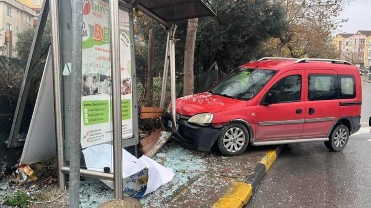 Kocaeli'de park halindeyken hareket araç durağa daldı