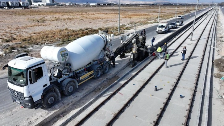 Konya Büyükşehir, tramvay hattı inşaatında trafiği kapatmadan bariyer yapıyor