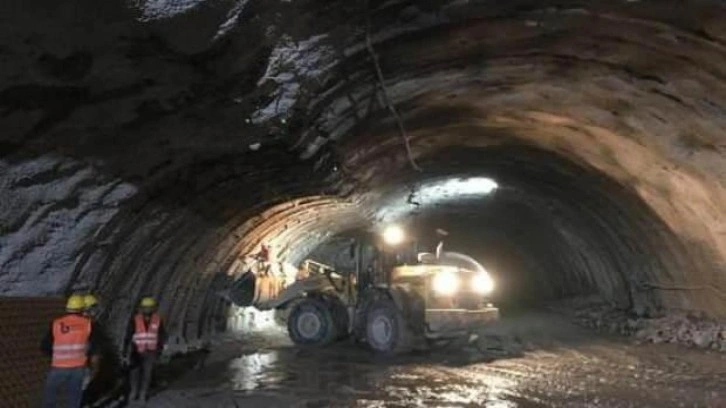 Kop Dağı'nda t&uuml;nel &ccedil;alışmasında g&ouml;&ccedil;&uuml;k; 5 iş&ccedil;i yaralandı