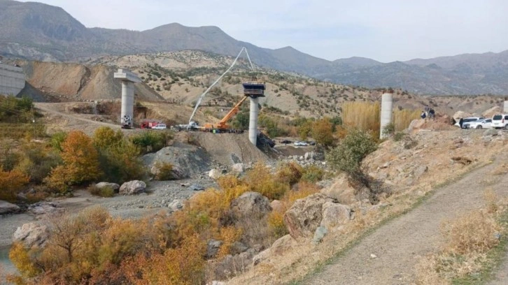 Köprü inşaatında çökme! 4 kişi yaralandı, 2 kişi enkaz altında