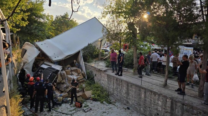 Korkunç kaza! Freni boşalan kamyon 10 araca çarptı
