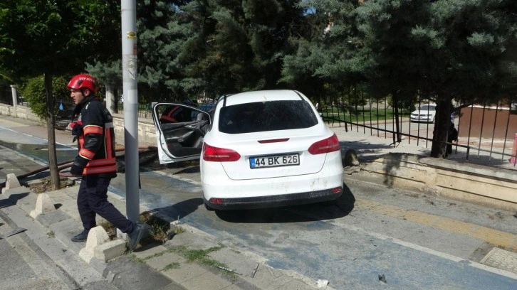 Korkunç kaza: Önce otomobile sonra duvara çarpan araç alev aldı!