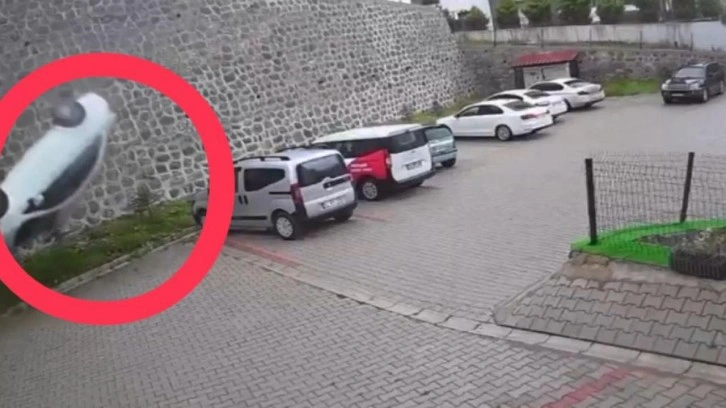 Korkunç ölüm kamerada! İstinat duvarından site bahçesine düştü